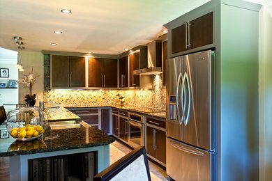 マイアミにあるコンテンポラリースタイルのおしゃれなキッチン (フラットパネル扉のキャビネット、濃色木目調キャビネット) の写真