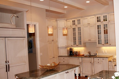 Kitchen - traditional kitchen idea in Miami