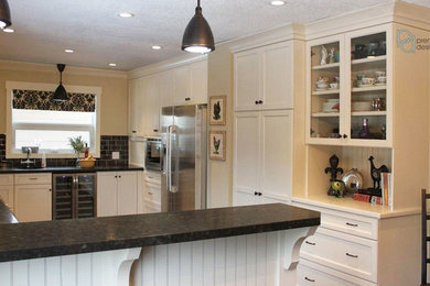 Foto på ett stort funkis kök, med en undermonterad diskho, skåp i shakerstil, beige skåp, granitbänkskiva, svart stänkskydd, stänkskydd i keramik, rostfria vitvaror och mellanmörkt trägolv