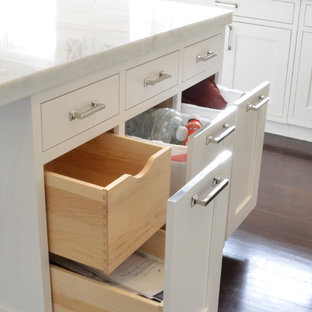 Kitchen - traditional kitchen idea in New York
