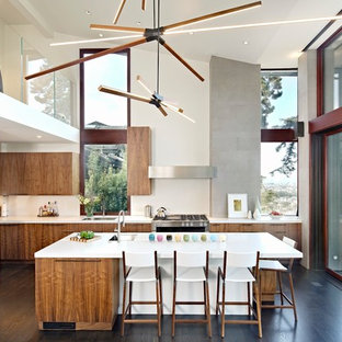 Ispirazione per una grande cucina design con lavello sottopiano, ante lisce, paraspruzzi beige, parquet scuro, isola, top bianco, ante in legno bruno, top in quarzo composito, elettrodomestici in acciaio inossidabile e pavimento grigio