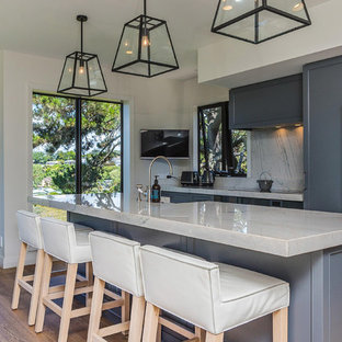 Ispirazione per una cucina tradizionale di medie dimensioni con ante in stile shaker, ante blu, top in quarzite, paraspruzzi in marmo, isola, lavello stile country, paraspruzzi grigio, elettrodomestici da incasso, pavimento in legno massello medio, pavimento marrone e top grigio