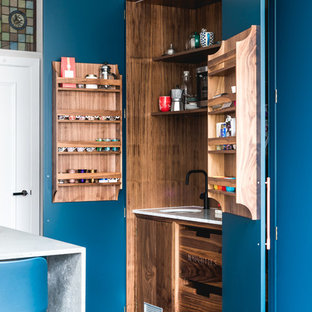Imagen de cocina actual con despensa, fregadero bajoencimera, puertas de armario azules y suelo gris