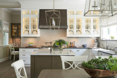 Exempel på ett mellanstort klassiskt kök, med en rustik diskho, skåp i shakerstil, vita skåp, marmorbänkskiva, beige stänkskydd, stänkskydd i glaskakel, rostfria vitvaror, mörkt trägolv och en köksö