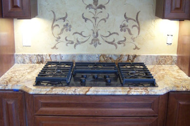 インディアナポリスにあるトラディショナルスタイルのおしゃれなキッチン (落し込みパネル扉のキャビネット、濃色木目調キャビネット、御影石カウンター) の写真