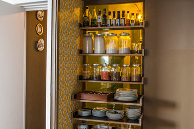 ロンドンにある小さなミッドセンチュリースタイルのおしゃれなキッチン (オープンシェルフ、濃色木目調キャビネット) の写真
