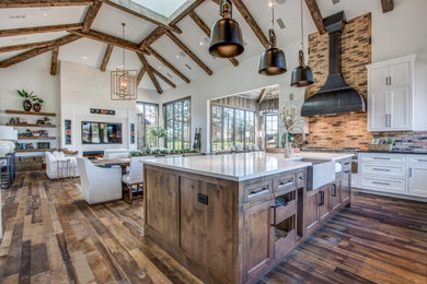 Transitional kitchen photo in Dallas