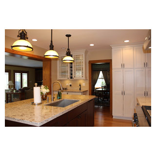 Pearl - Traditional - Kitchen - Chicago - by JandB Kitchen Designs | Houzz