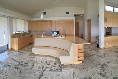 Diseño de cocina minimalista grande con encimera de piedra caliza y suelo de mármol
