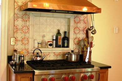Idéer för mycket stora eklektiska kök, med skåp i mellenmörkt trä, luckor med infälld panel, granitbänkskiva, rött stänkskydd, stänkskydd i porslinskakel, rostfria vitvaror, klinkergolv i keramik och en köksö