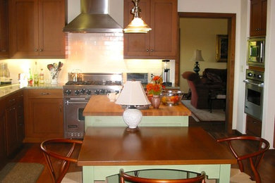 サンタバーバラにあるトラディショナルスタイルのおしゃれなキッチンの写真