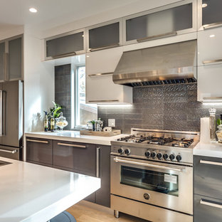 Offene, Einzeilige, Mittelgroße Moderne Küche mit Einbauwaschbecken, Lamellenschränken, grauen Schränken, Mineralwerkstoff-Arbeitsplatte, Küchenrückwand in Metallic, Rückwand aus Metallfliesen, Küchengeräten aus Edelstahl, hellem Holzboden und Kücheninsel in San Francisco