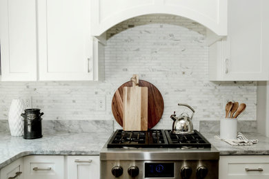 ボルチモアにあるトランジショナルスタイルのおしゃれなキッチン (シェーカースタイル扉のキャビネット、白いキャビネット、珪岩カウンター、大理石のキッチンパネル、無垢フローリング) の写真