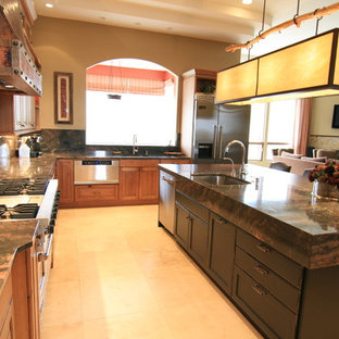 Esempio di un'ampia cucina boho chic con lavello sottopiano, ante con riquadro incassato, ante nere, top in rame, paraspruzzi multicolore, paraspruzzi in lastra di pietra, elettrodomestici in acciaio inossidabile, pavimento in travertino, isola e pavimento beige
