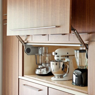 Foto di una grande cucina minimalista con ante lisce, ante in legno scuro, top in quarzo composito e elettrodomestici da incasso