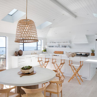 Foto di una grande cucina country con parquet chiaro, lavello stile country, ante in stile shaker, ante bianche, top in marmo, paraspruzzi bianco, paraspruzzi in perlinato, elettrodomestici in acciaio inossidabile, isola, pavimento beige e top bianco