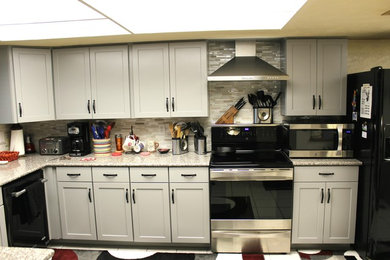 Klassisk inredning av ett litet kök, med skåp i shakerstil, grå skåp, granitbänkskiva, flerfärgad stänkskydd, glaspanel som stänkskydd, rostfria vitvaror, klinkergolv i keramik, en halv köksö, rosa golv och en dubbel diskho