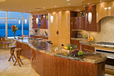 Modelo de cocina contemporánea con armarios con paneles lisos, puertas de armario de madera oscura, salpicadero beige y electrodomésticos de acero inoxidable