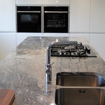Piracema Worktop with Alabaster Gloss Towers
