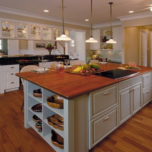 Ispirazione per una cucina ad ambiente unico tropicale con ante con bugna sagomata, top in legno e ante bianche