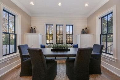 Example of a dining room design in Chicago