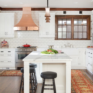 Foto di una grande cucina tradizionale chiusa con lavello stile country, ante con riquadro incassato, ante bianche, top in marmo, paraspruzzi bianco, paraspruzzi con piastrelle diamantate, elettrodomestici in acciaio inossidabile e parquet scuro