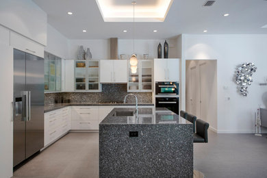 Inspiration for a modern kitchen in Tampa.