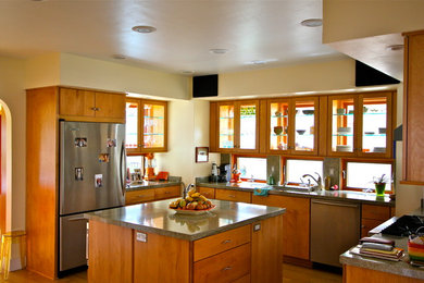 サンディエゴにある高級な広いコンテンポラリースタイルのおしゃれなキッチン (アンダーカウンターシンク、フラットパネル扉のキャビネット、御影石カウンター、石スラブのキッチンパネル、シルバーの調理設備、竹フローリング、中間色木目調キャビネット、グレーのキッチンパネル、茶色い床) の写真