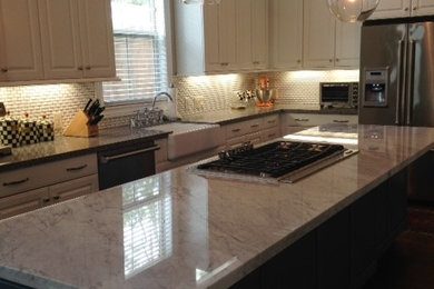 Example of a classic eat-in kitchen design in Houston with an island