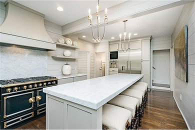 Foto di un cucina con isola centrale stile americano con ante in stile shaker, ante bianche, top in marmo, paraspruzzi bianco, paraspruzzi in marmo, parquet scuro e pavimento marrone