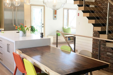 Esempio di una cucina moderna di medie dimensioni con lavello sottopiano, ante lisce, ante in legno scuro, top in quarzite, paraspruzzi verde, paraspruzzi con piastrelle di vetro, elettrodomestici in acciaio inossidabile, pavimento in gres porcellanato e pavimento beige