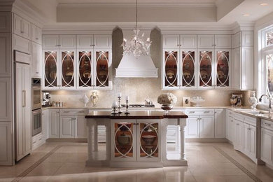 Inredning av ett mellanstort kök, med en dubbel diskho, luckor med upphöjd panel, vita skåp, beige stänkskydd, stänkskydd i keramik, integrerade vitvaror, klinkergolv i keramik och en köksö