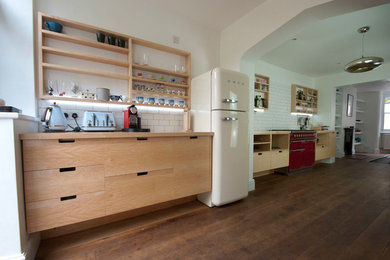 オックスフォードシャーにあるコンテンポラリースタイルのおしゃれなキッチンの写真