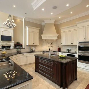 Immagine di un'ampia cucina vittoriana con ante beige, top in granito, paraspruzzi beige, elettrodomestici in acciaio inossidabile, ante con bugna sagomata e pavimento con piastrelle in ceramica