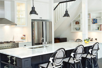 トロントにあるトランジショナルスタイルのおしゃれなキッチン (シェーカースタイル扉のキャビネット、白いキッチンパネル、シルバーの調理設備、濃色無垢フローリング) の写真