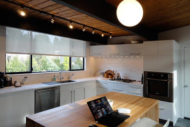 Kitchen - mid-century modern kitchen idea in Portland