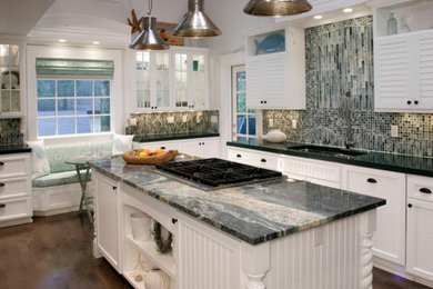 Esempio di una cucina classica chiusa e di medie dimensioni con lavello sottopiano, parquet scuro, paraspruzzi verde, paraspruzzi con piastrelle a mosaico, ante bianche e top in granito