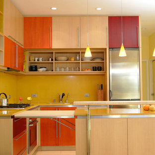 Immagine di una piccola cucina minimalista con lavello sottopiano, top in quarzo composito, paraspruzzi giallo, paraspruzzi in lastra di pietra, elettrodomestici in acciaio inossidabile, pavimento in bambù e isola