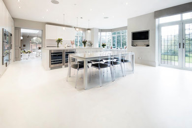 Aménagement d'une grande cuisine contemporaine avec un sol blanc.