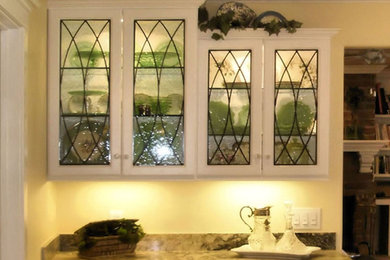フェニックスにある低価格のトラディショナルスタイルのおしゃれなキッチン (ガラス扉のキャビネット) の写真