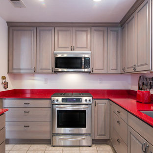 Foto di una piccola cucina moderna con lavello sottopiano, ante con bugna sagomata, ante grigie, top in quarzo composito, elettrodomestici in acciaio inossidabile, pavimento con piastrelle in ceramica, nessuna isola e top rosso
