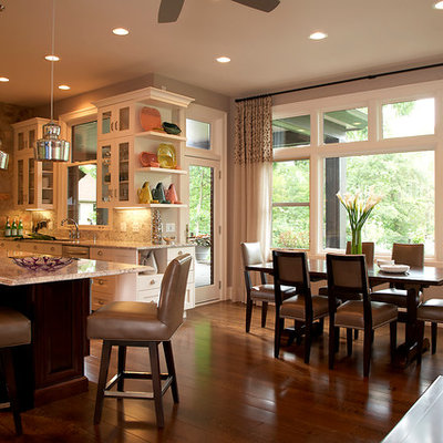 Example of a classic eat-in kitchen design in Detroit