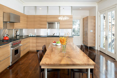 Foto de cocina actual con armarios con paneles lisos, puertas de armario de madera clara y electrodomésticos de acero inoxidable