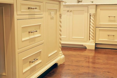Diseño de cocina clásica renovada con fregadero bajoencimera, armarios con paneles empotrados, puertas de armario blancas, salpicadero blanco, salpicadero de azulejos de cerámica y electrodomésticos con paneles
