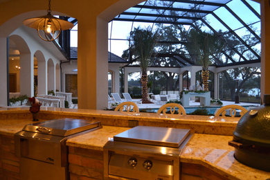 ニューオリンズにあるラグジュアリーな巨大な地中海スタイルのおしゃれなキッチン (エプロンフロントシンク、御影石カウンター、シルバーの調理設備) の写真