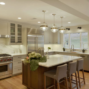 cuisine moderne avec un plan de travail en carrelage