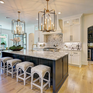 Ispirazione per una cucina classica con lavello stile country, ante con riquadro incassato, ante bianche, paraspruzzi grigio, paraspruzzi in lastra di pietra, elettrodomestici in acciaio inossidabile, parquet chiaro, pavimento marrone e top grigio