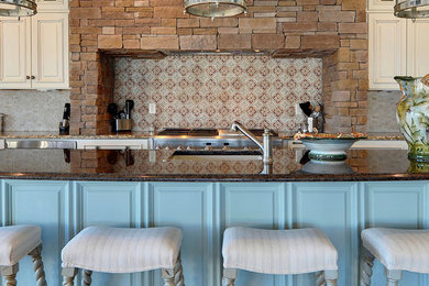 Esempio di un cucina con isola centrale classico con lavello sottopiano, ante con bugna sagomata e ante blu