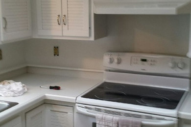 ミネアポリスにあるコンテンポラリースタイルのおしゃれなキッチン (シェーカースタイル扉のキャビネット、白いキャビネット、白い調理設備) の写真