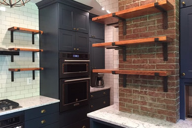 ワシントンD.C.にある高級なトラディショナルスタイルのおしゃれなキッチン (シェーカースタイル扉のキャビネット、クオーツストーンカウンター、シルバーの調理設備) の写真